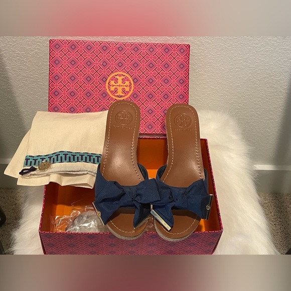 Tory Burch navy sandal! Dust bag included & never used! - Picture 5 of 5